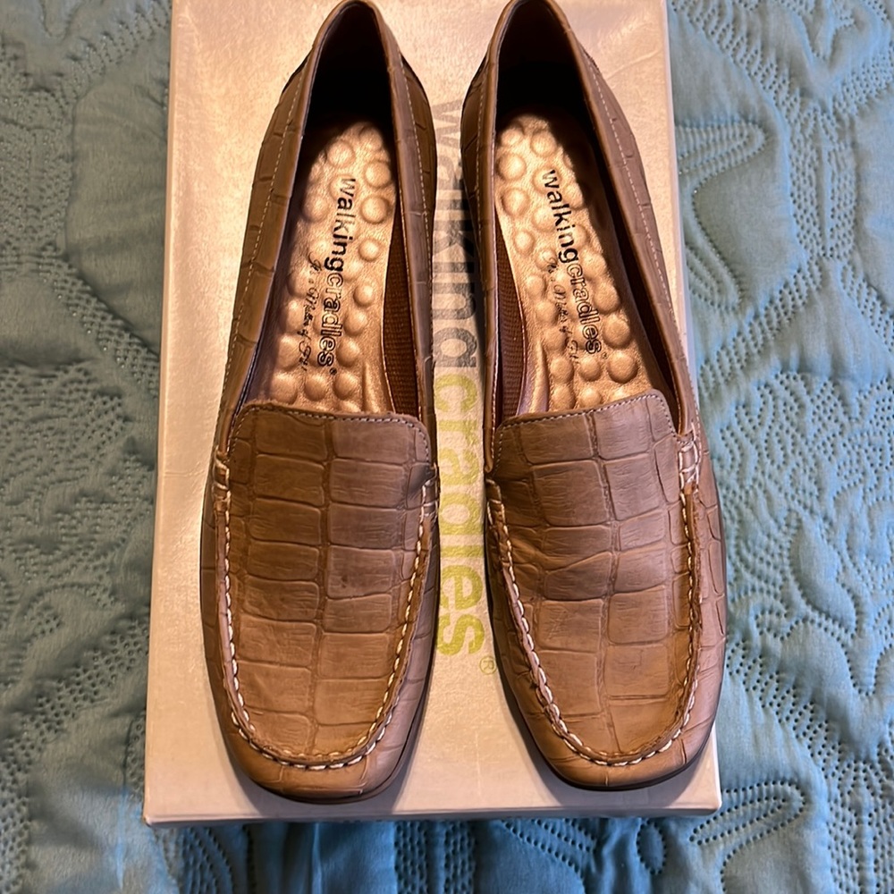 (#129) ladies tan loafers by walking cradles. Size 6 1/2 narrow. New in box!